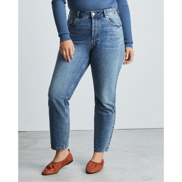 EVERLANE The Curvy ’90s Cheeky® Straight Jean in Medium Blue Wash - Picture 2 of 8
